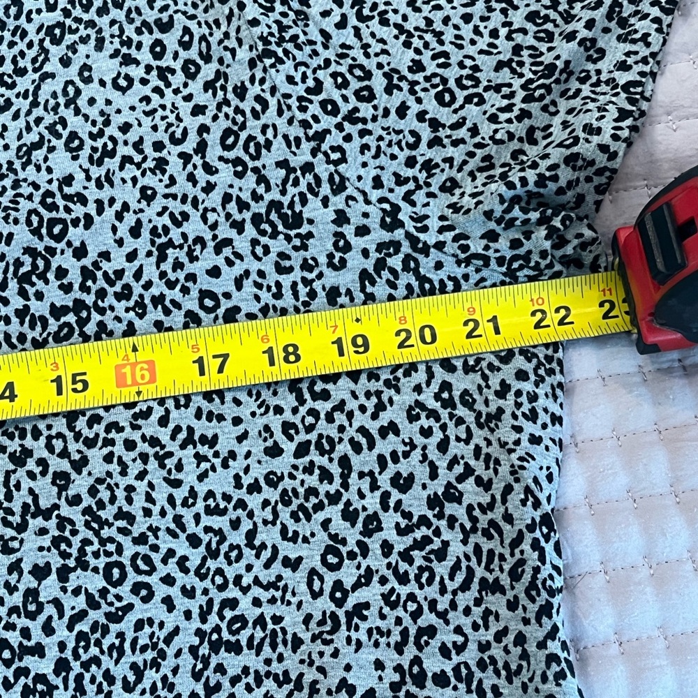 Old Navy Gray Leopard Print Short Sleeve Tee - Picture 4 of 5